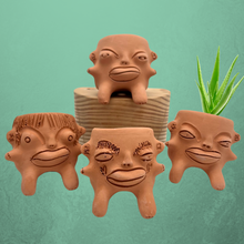Load image into Gallery viewer, Medium Terracota face planter sitting - Maicito
