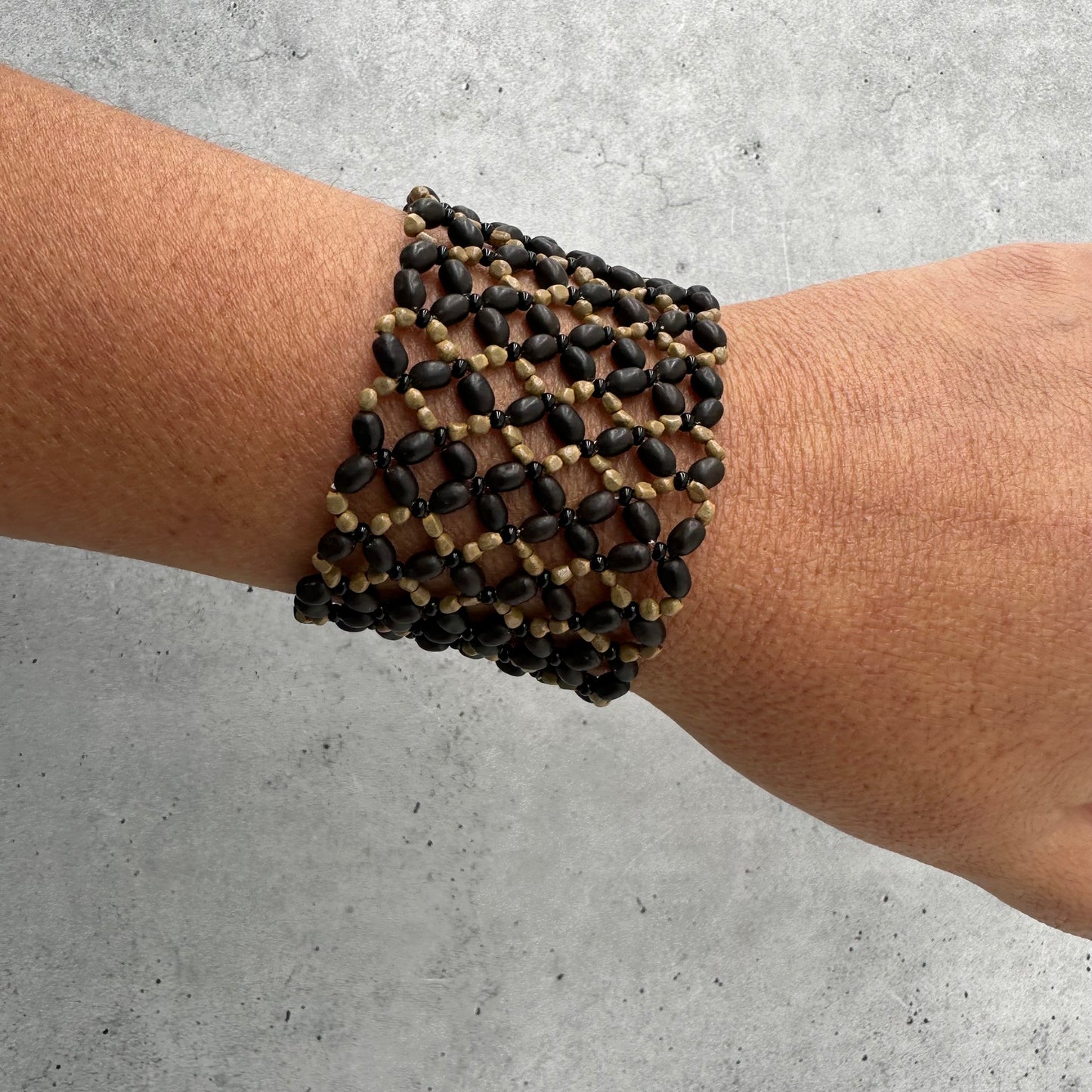 Bracelet “Flor” - black and sand