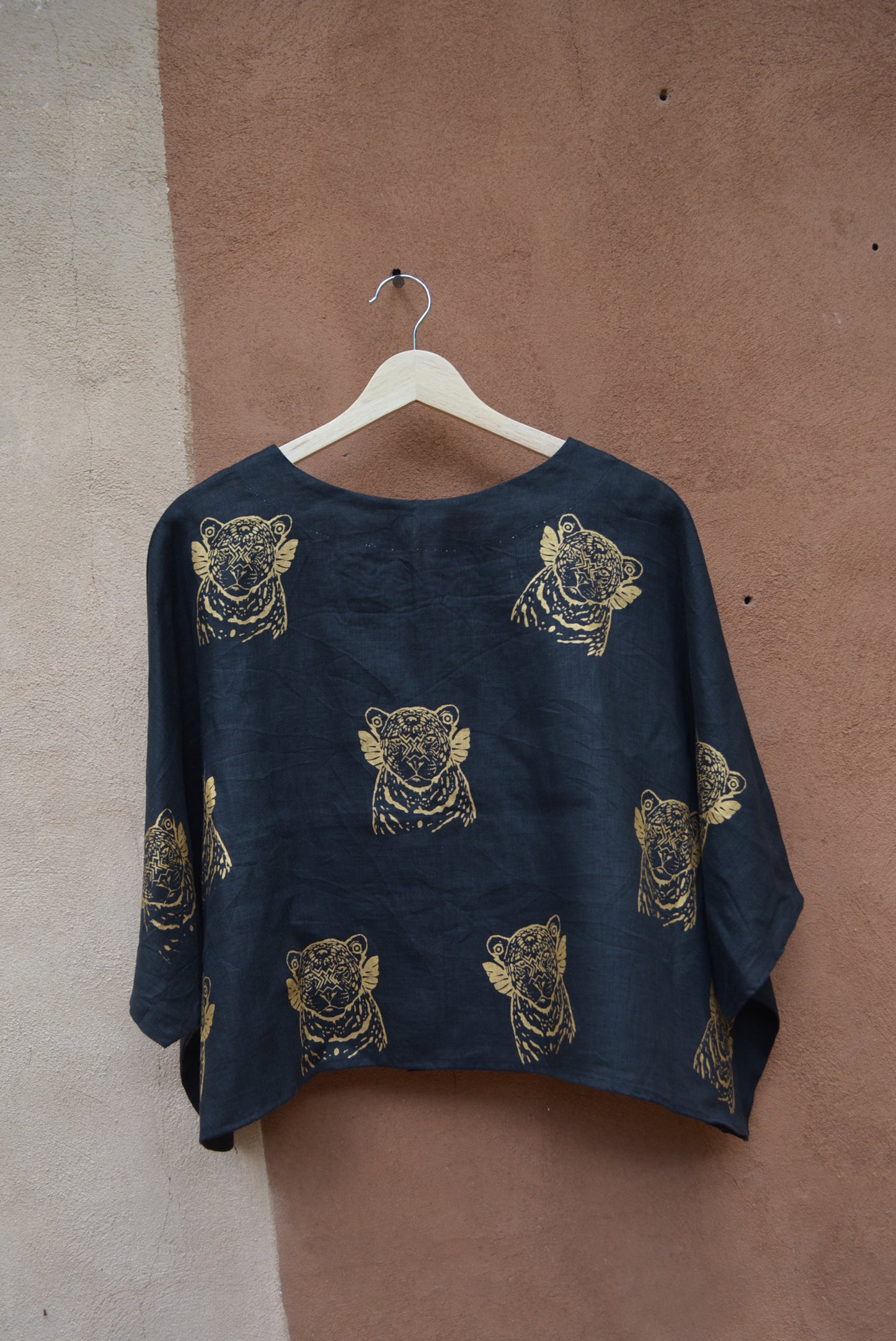 Screenprinted Drapped Top ~ M ~ 100% Raw cotton blend