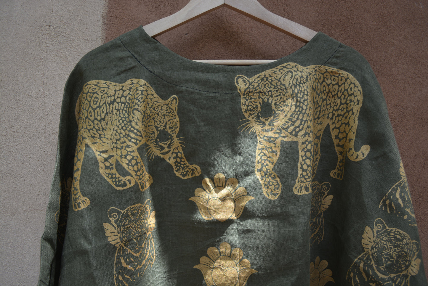 Screenprinted Drapped Top ~ M ~ 100% Raw cotton blend