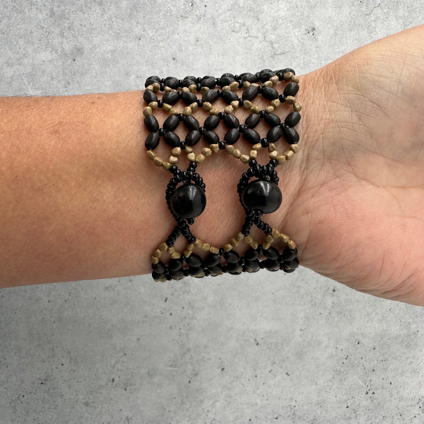 Bracelet “Flor” - black and sand