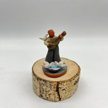 Load image into Gallery viewer, Sculpture ~ Guitarrista
