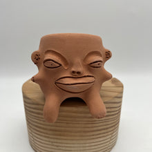 Load image into Gallery viewer, Medium Terracota face planter sitting - Maicito

