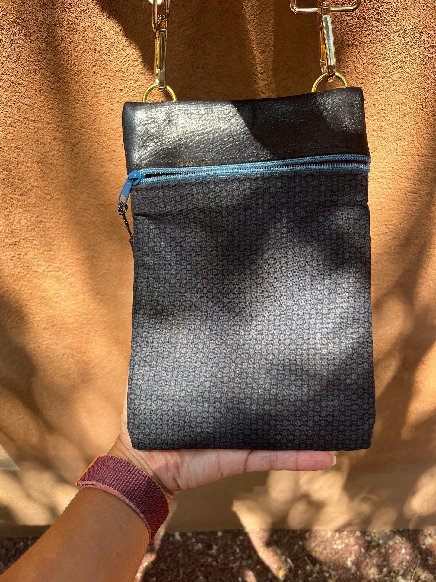 Crossbody Bag - fabric and leather - solid back - front zipper