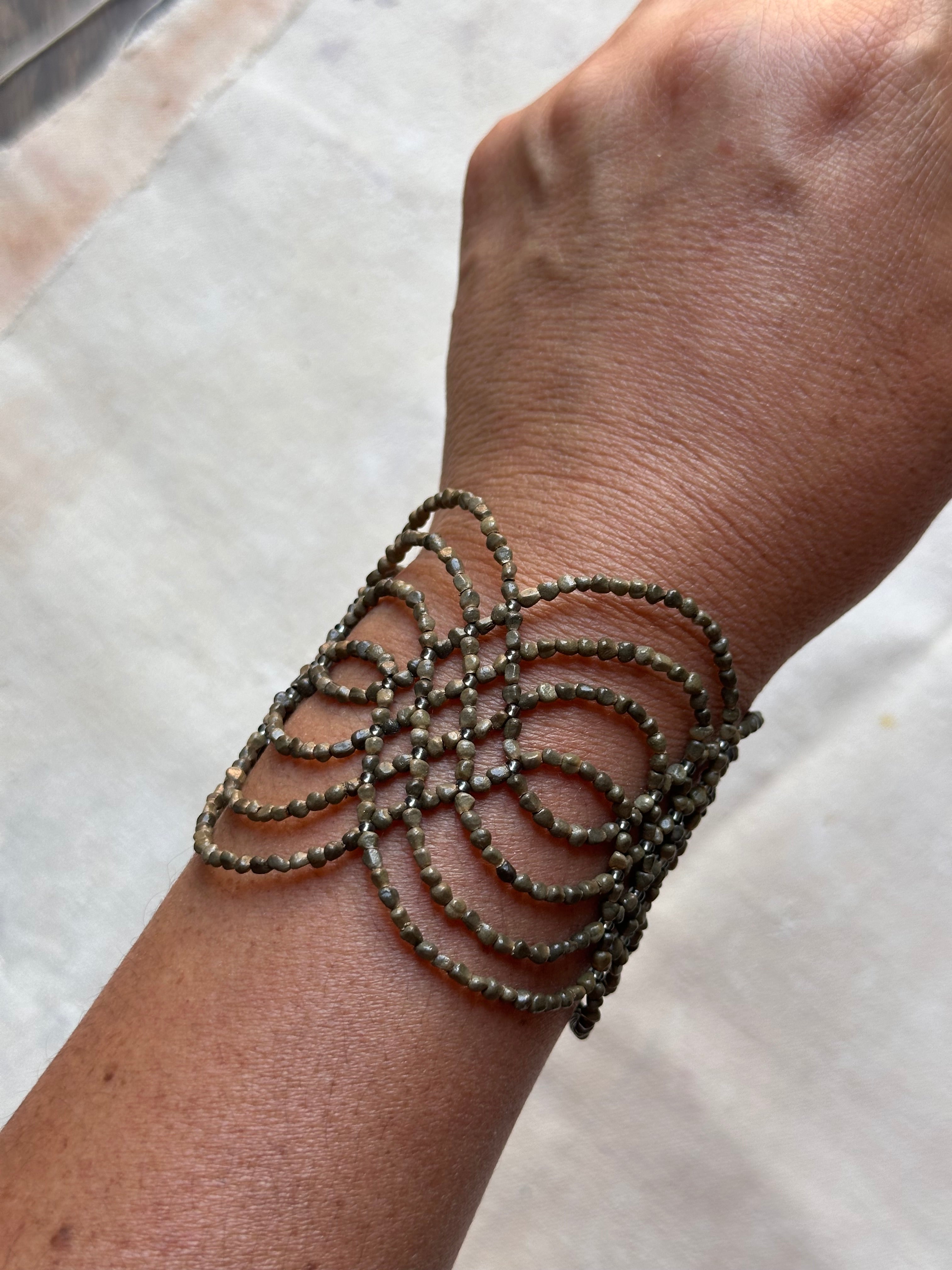 Bracelet Ikish - gray ~ Amazonian Seeds