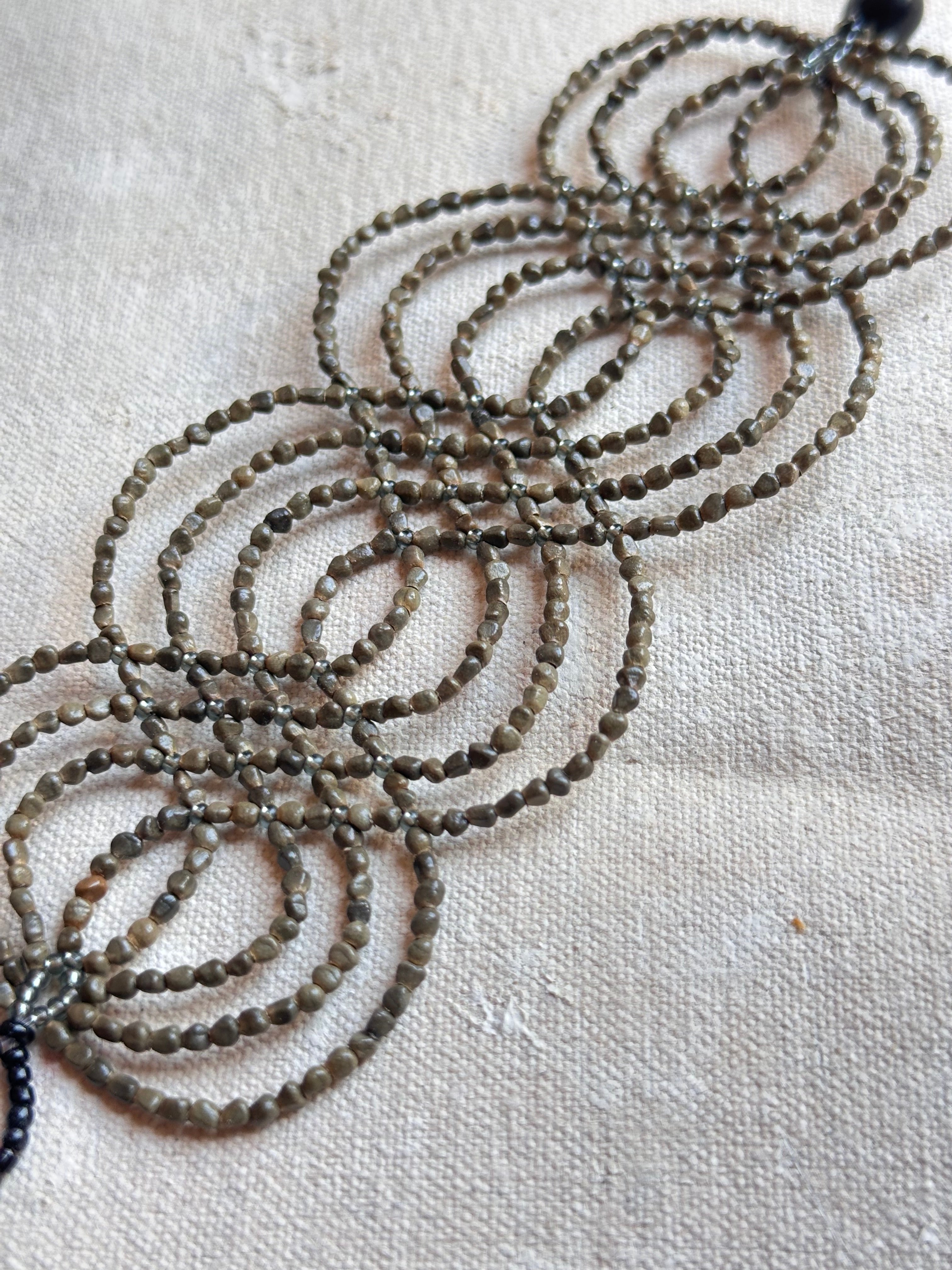 Bracelet Ikish - gray ~ Amazonian Seeds