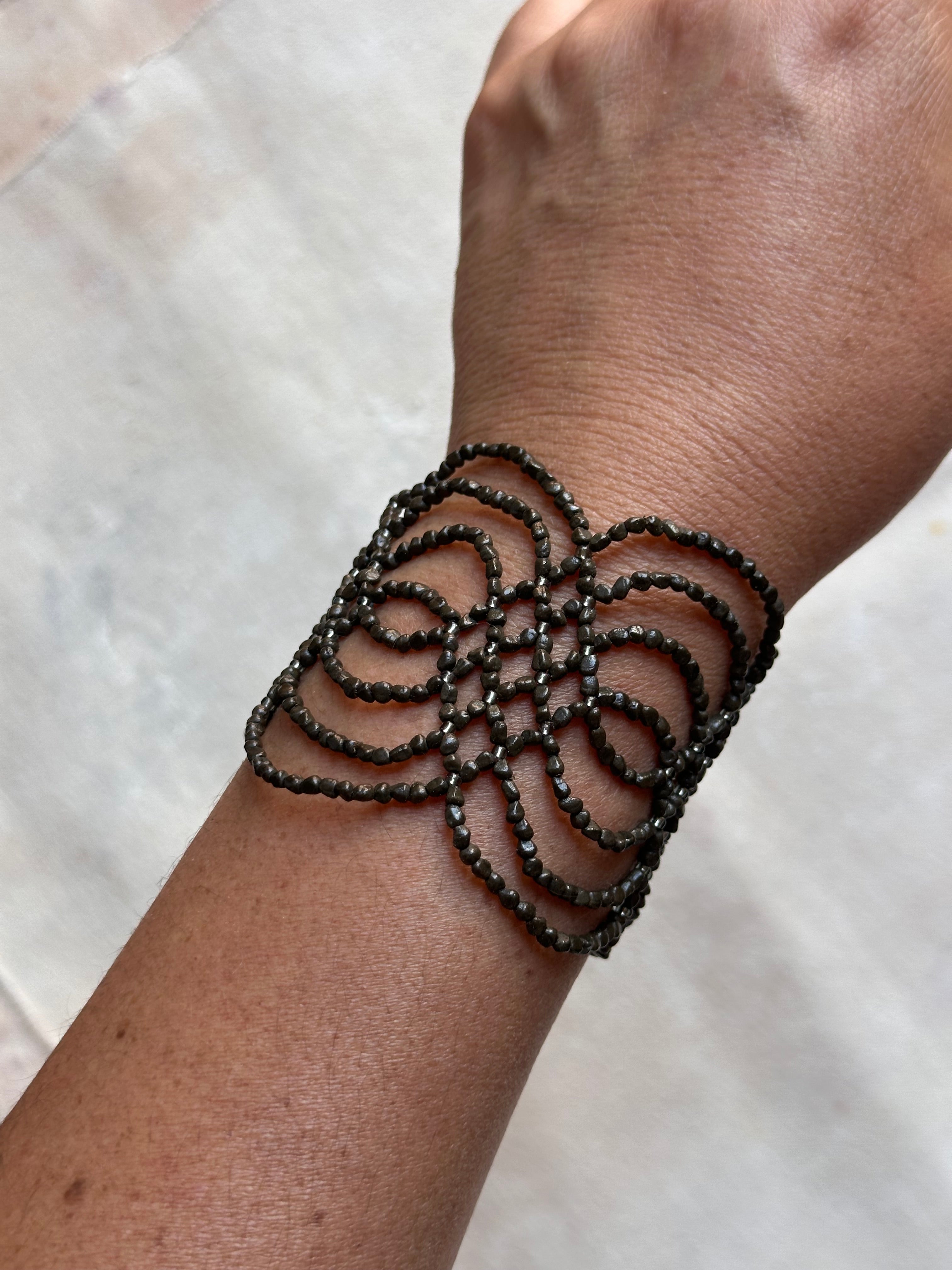 Bracelet Ikish - charcoal ~ Amazonian Seeds