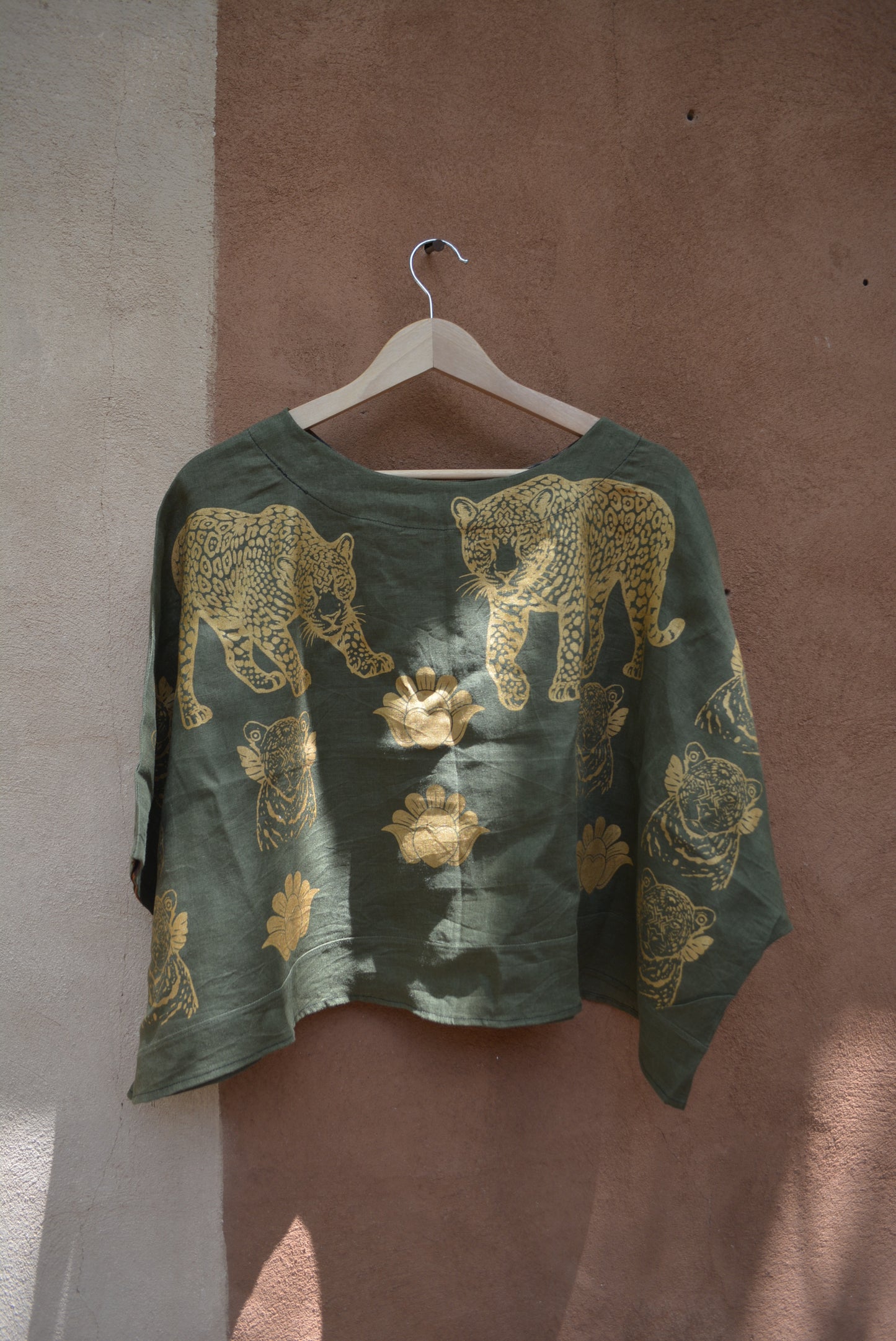 Screenprinted Drapped Top ~ M ~ 100% Raw cotton blend