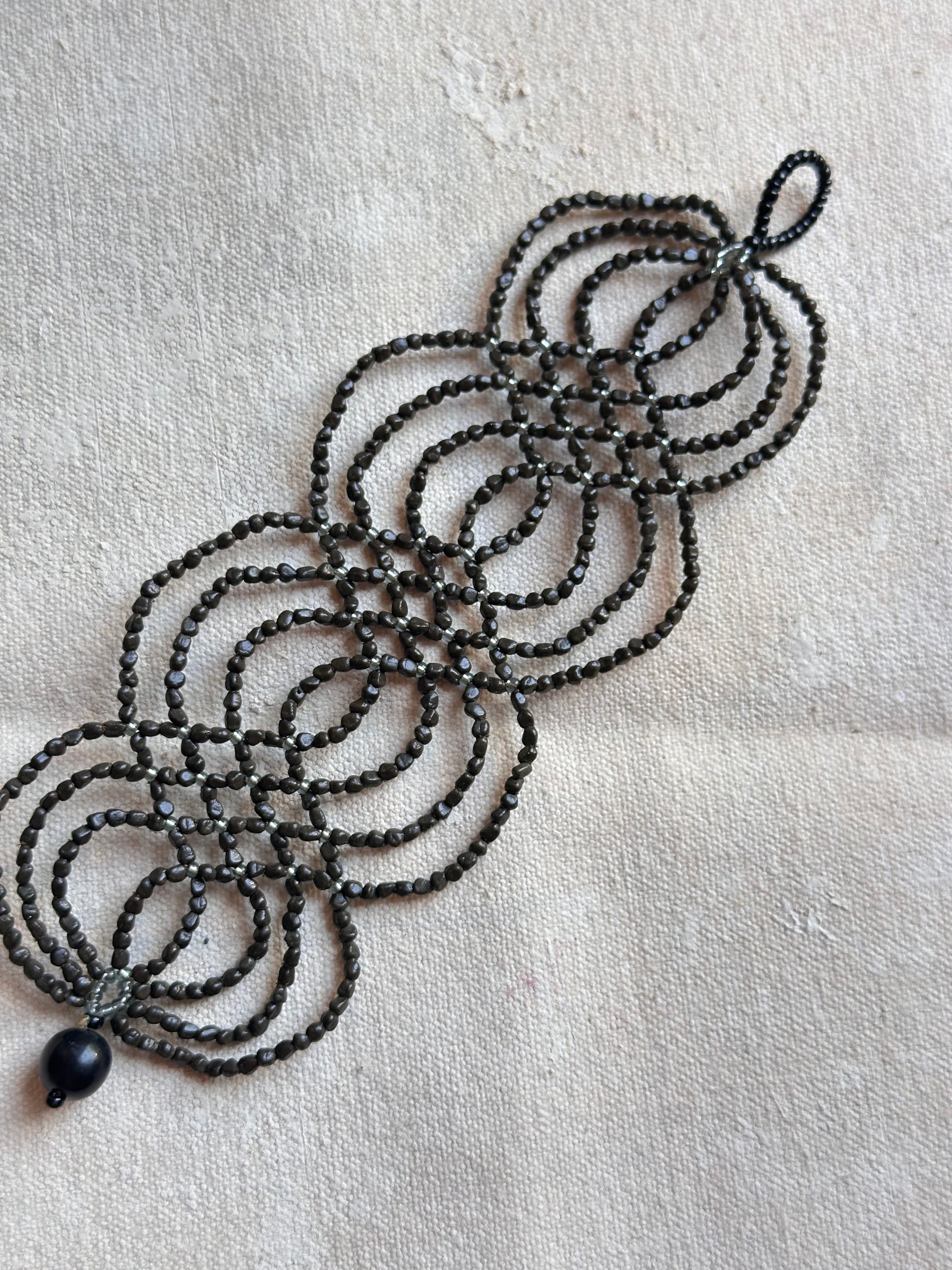 Bracelet Ikish - charcoal ~ Amazonian Seeds