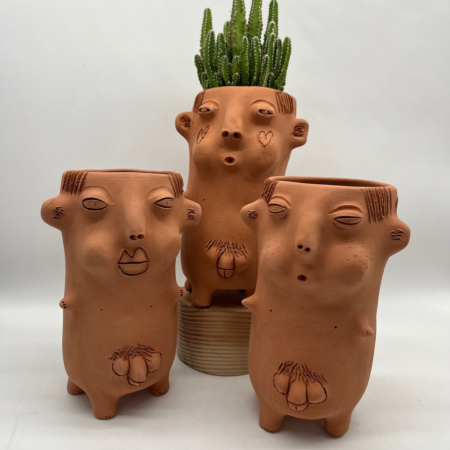 Patas cortas ~ Terracota face planter with legs ~ large