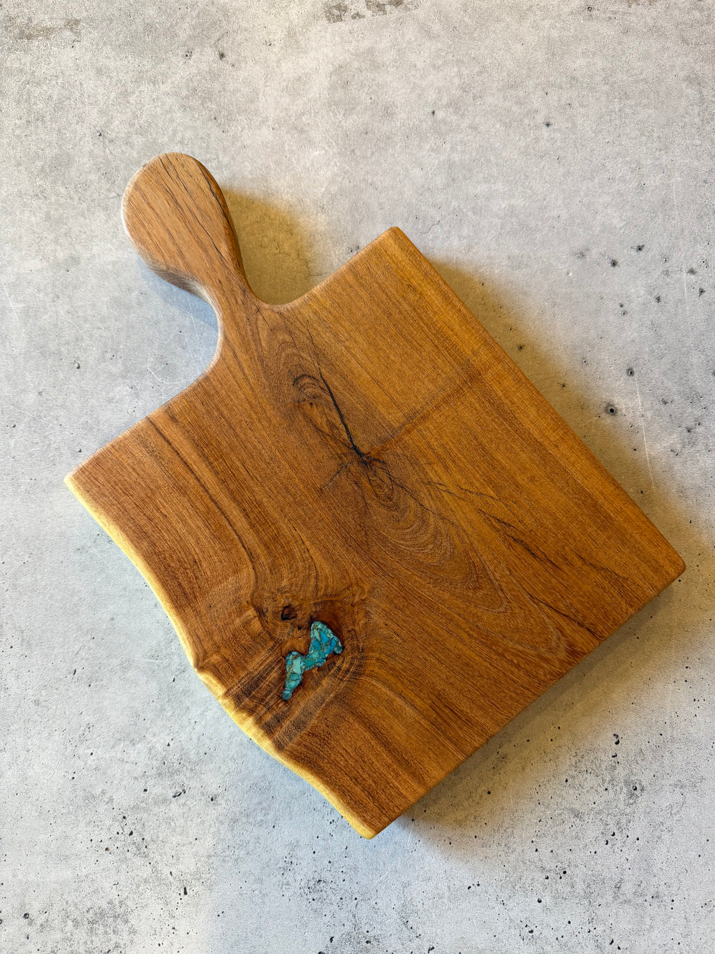 Cutting board with handle
