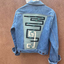 Load image into Gallery viewer, Vintage Wrangler jacket, no size tag- feels like Small/Medium(men&#39;s): commercially dyed yarns.
