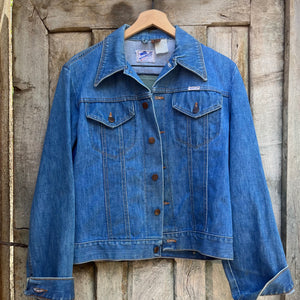 Vintage Wrangler jacket, no size tag- feels like Small/Medium(men's): commercially dyed yarns.