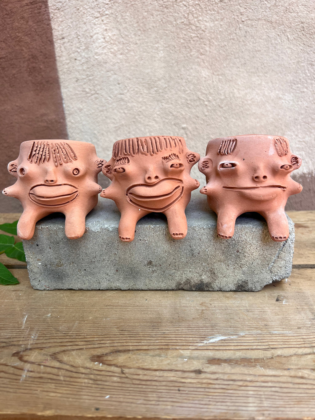 Medium Terracota face planter sitting - Maicito