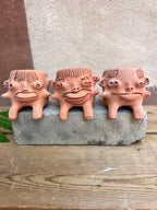 Medium Terracota face planter sitting - Maicito