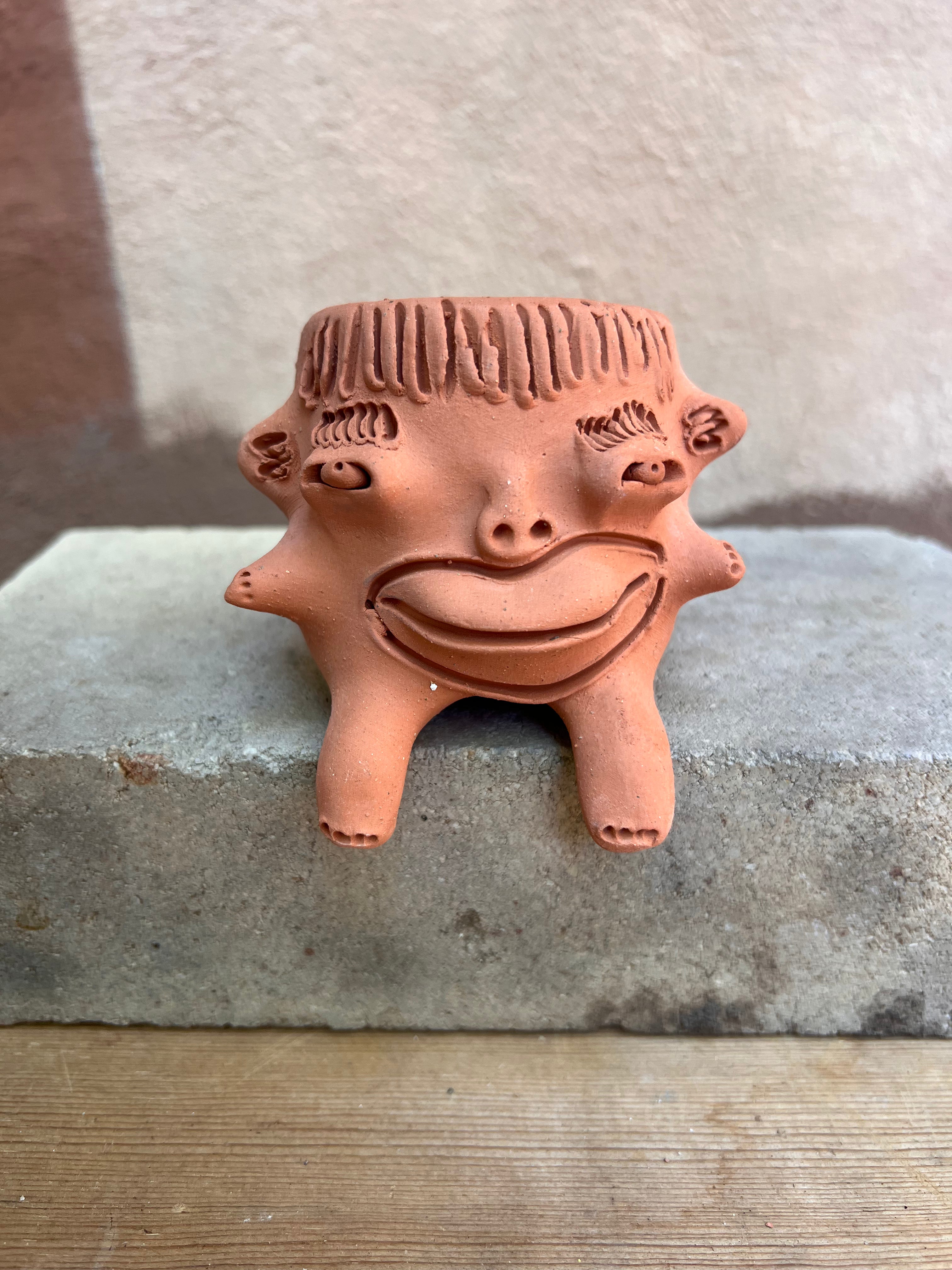 Medium Terracota face planter sitting - Maicito