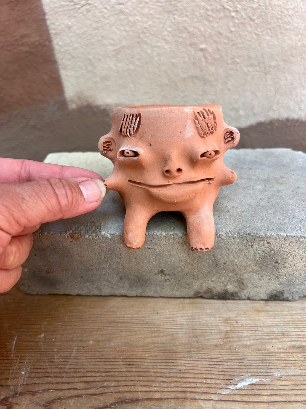 Medium Terracota face planter sitting - Maicito