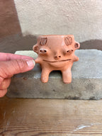 Medium Terracota face planter sitting - Maicito