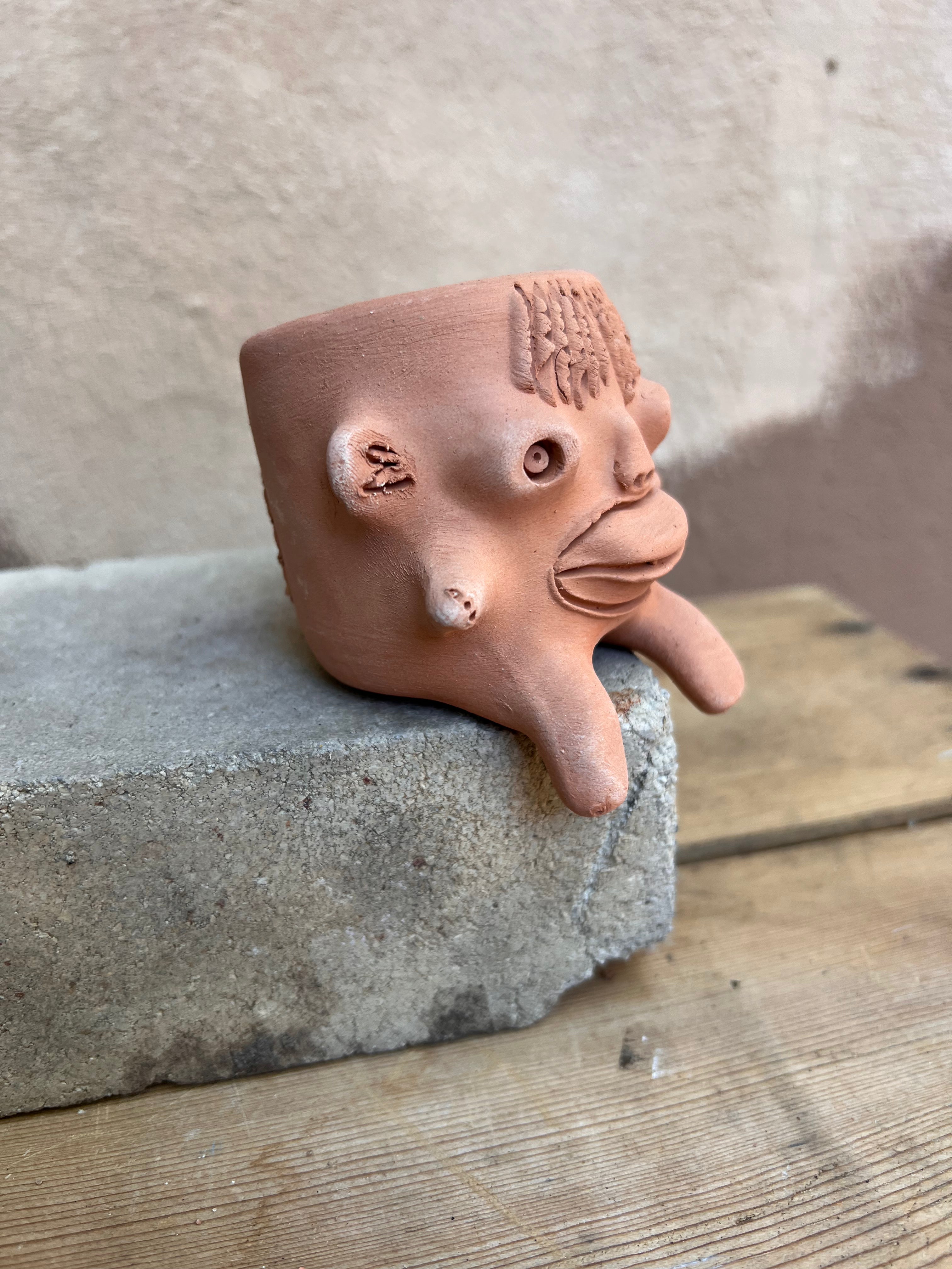 Medium Terracota face planter sitting - Maicito