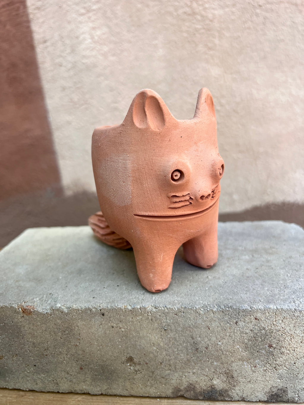 El Gato Terracota planter