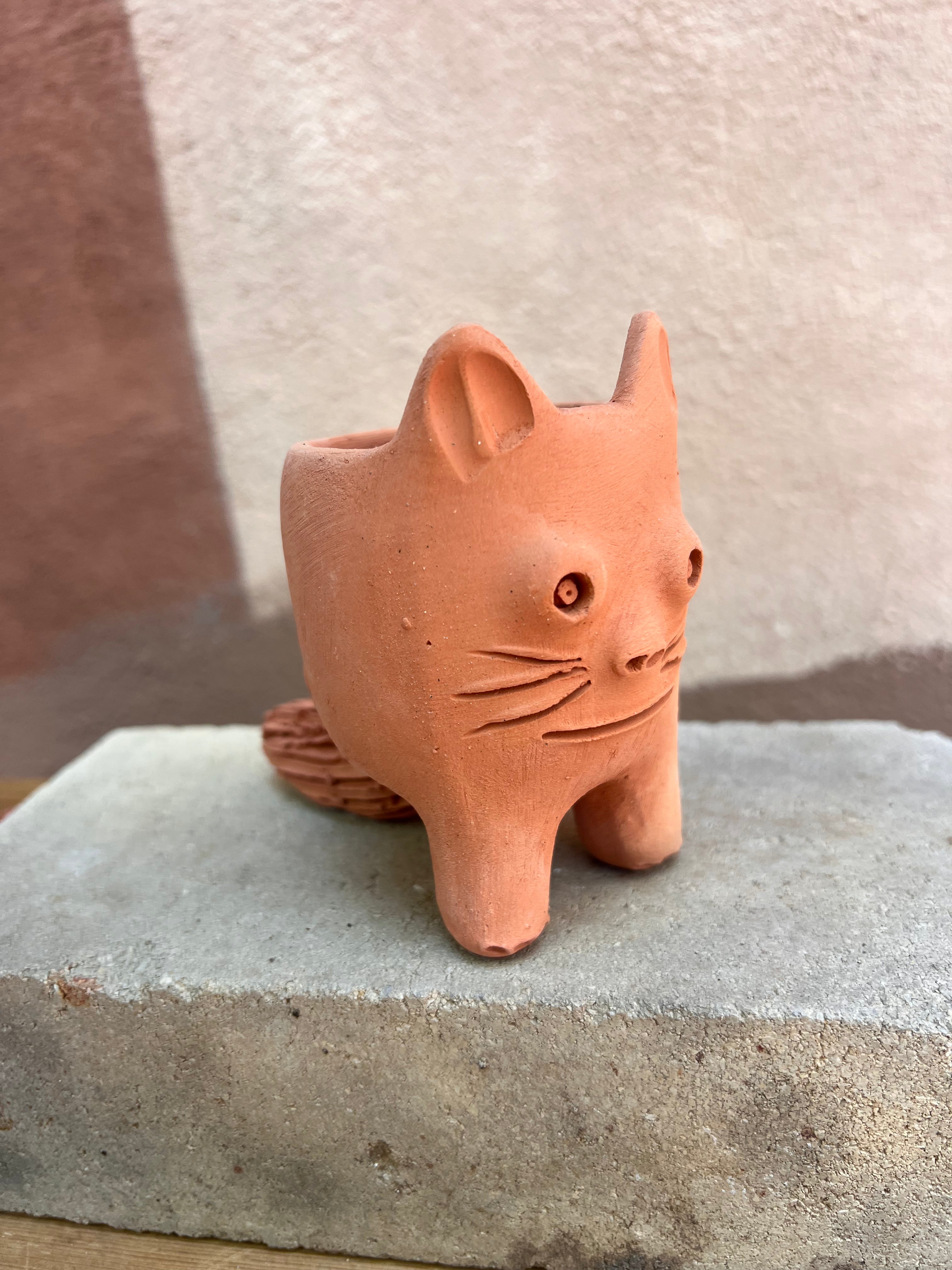 El Gato Terracota planter