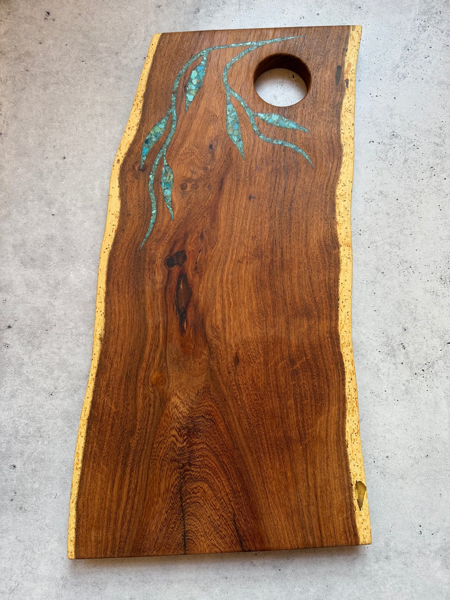 Cutting board with handle