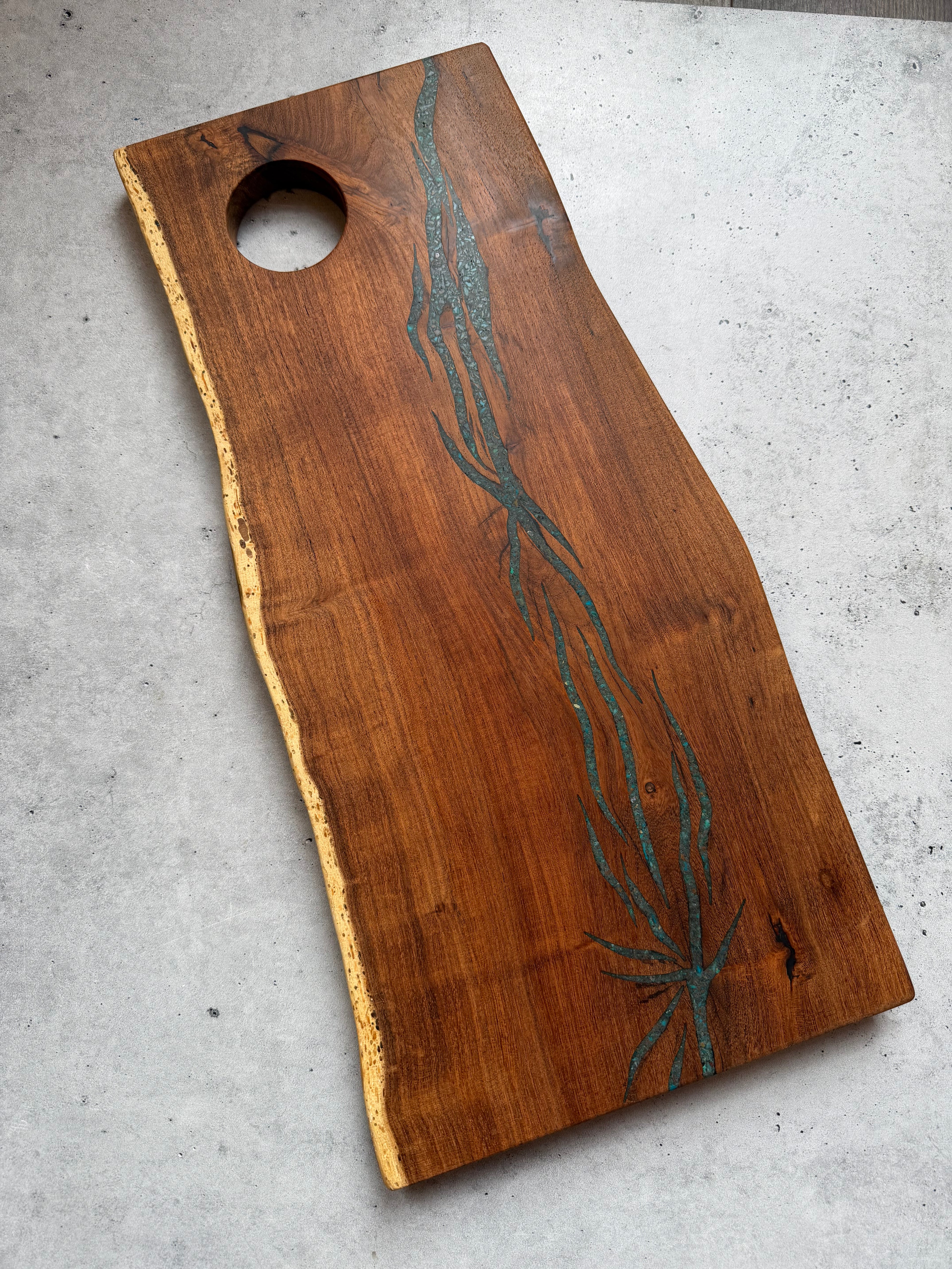 Cutting board with handle