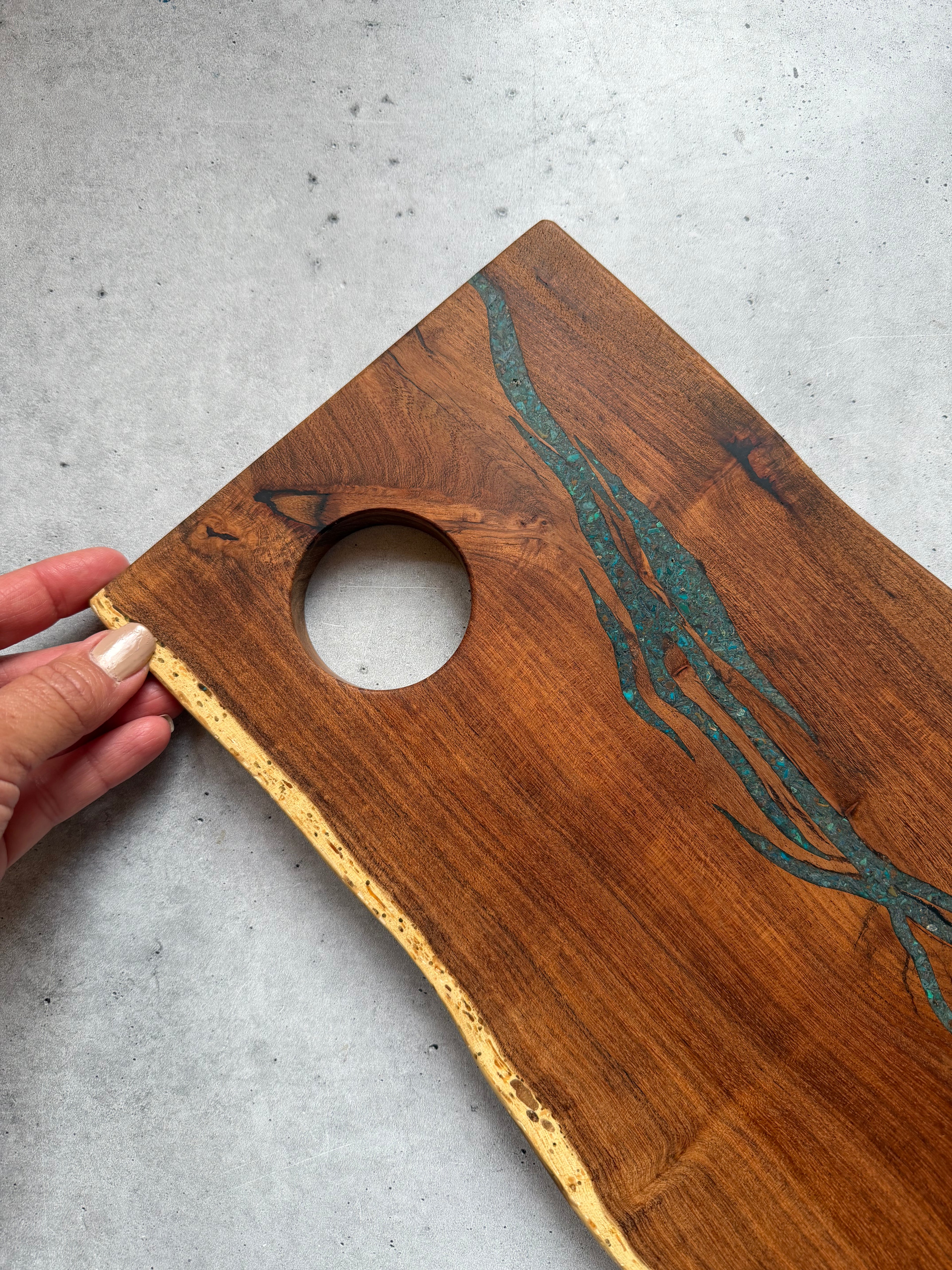 Cutting board with handle