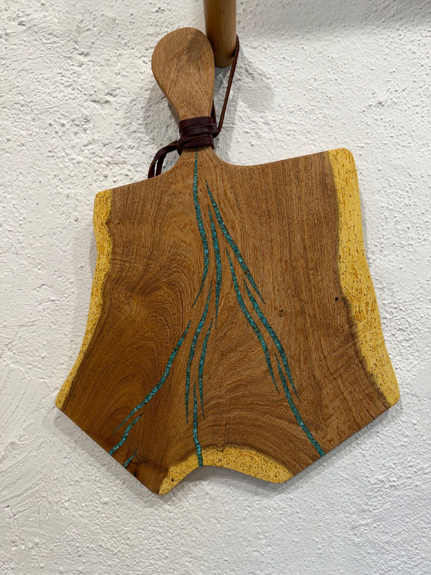 Cutting board with handle