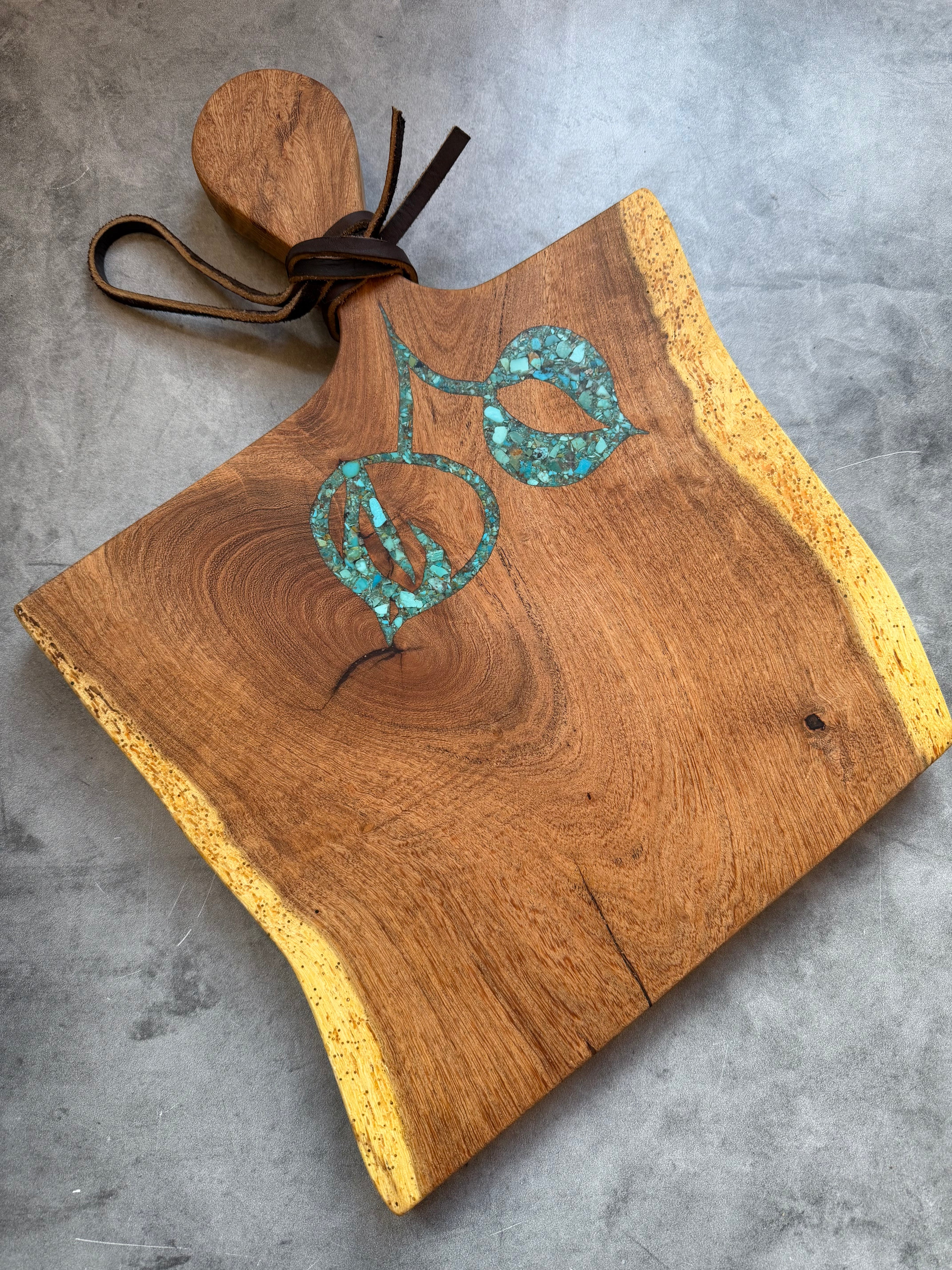 Cutting board with handle