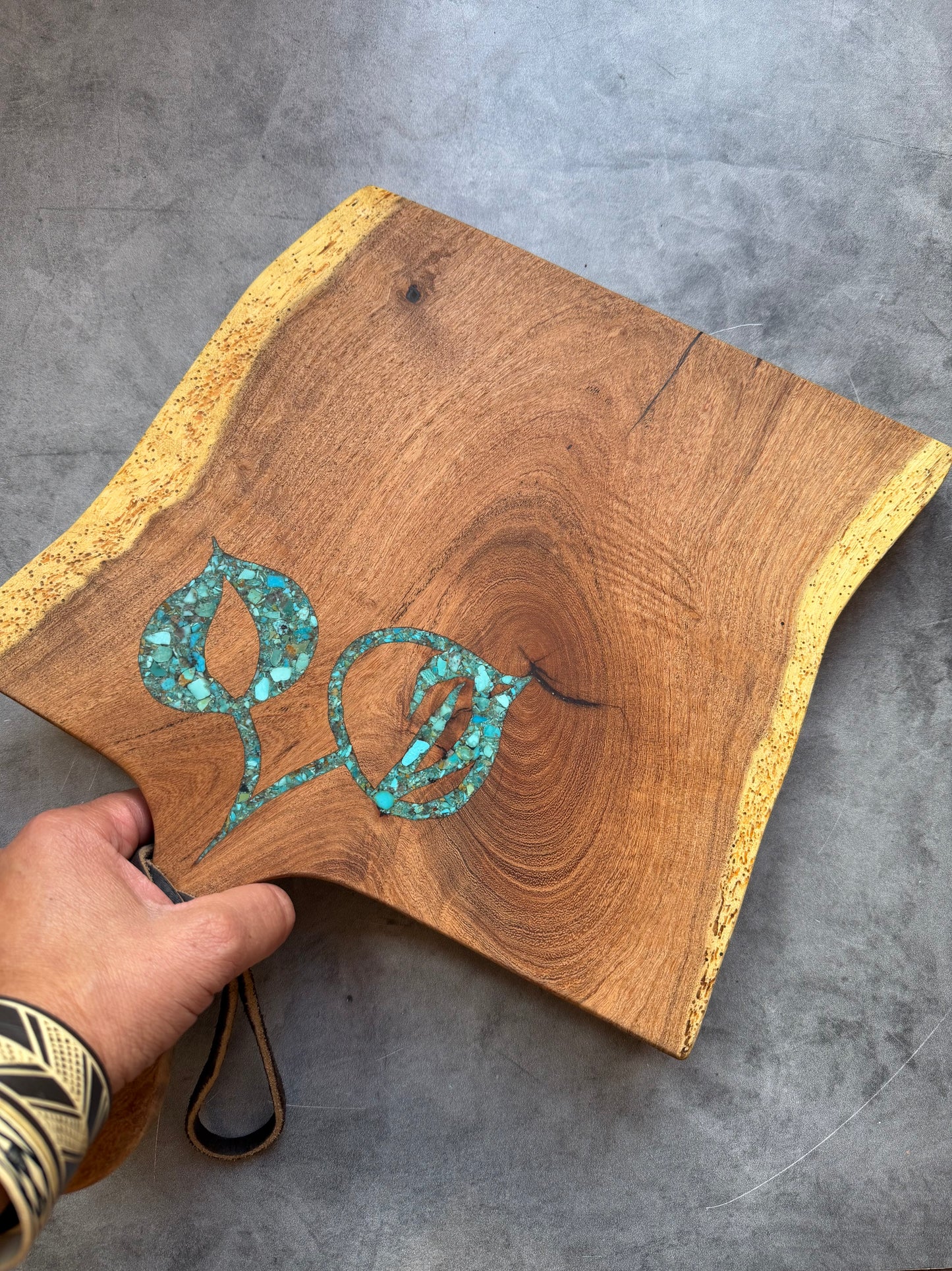 Cutting board with handle