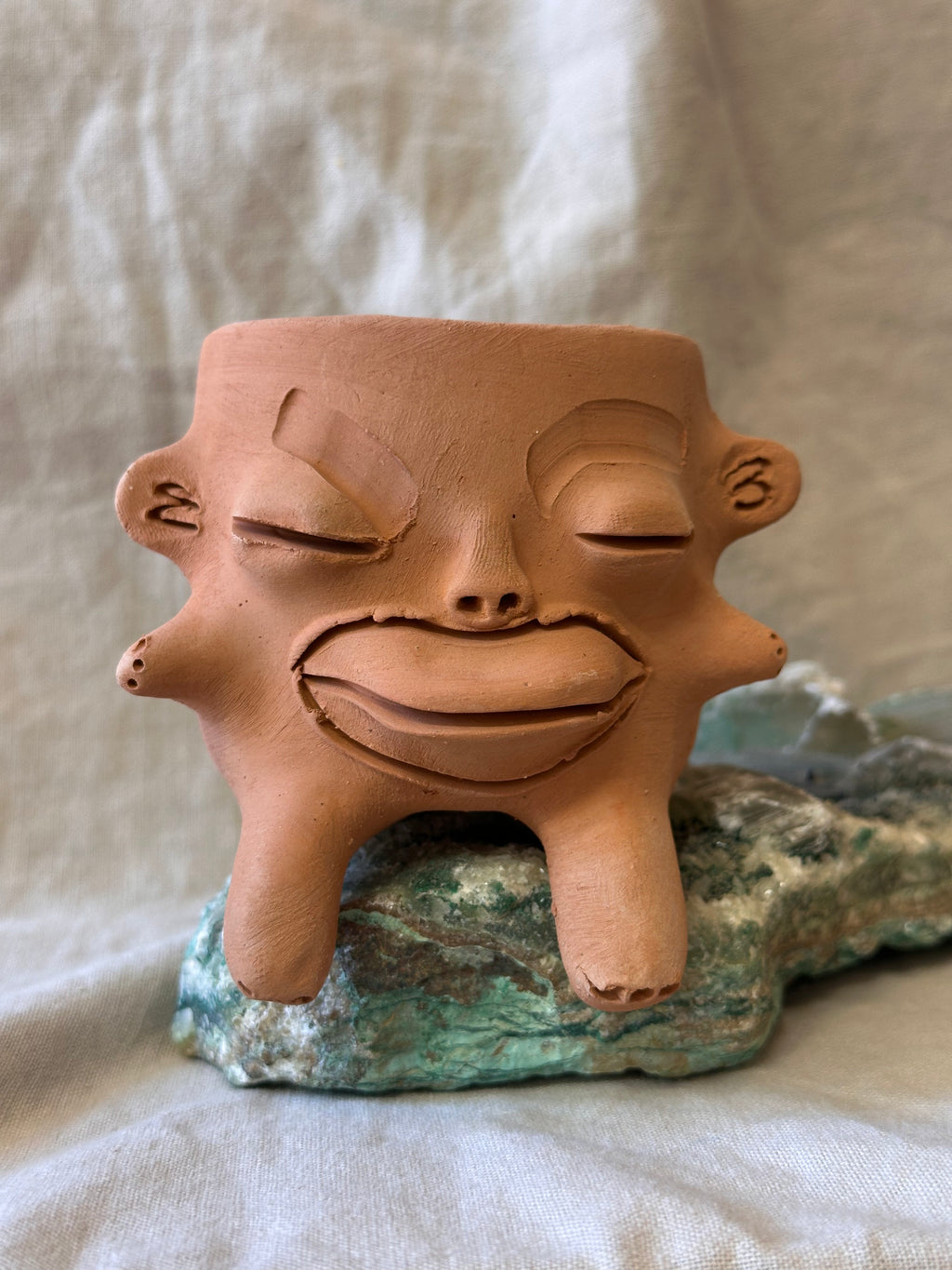 Medium Terracota face planter sitting - Maicito