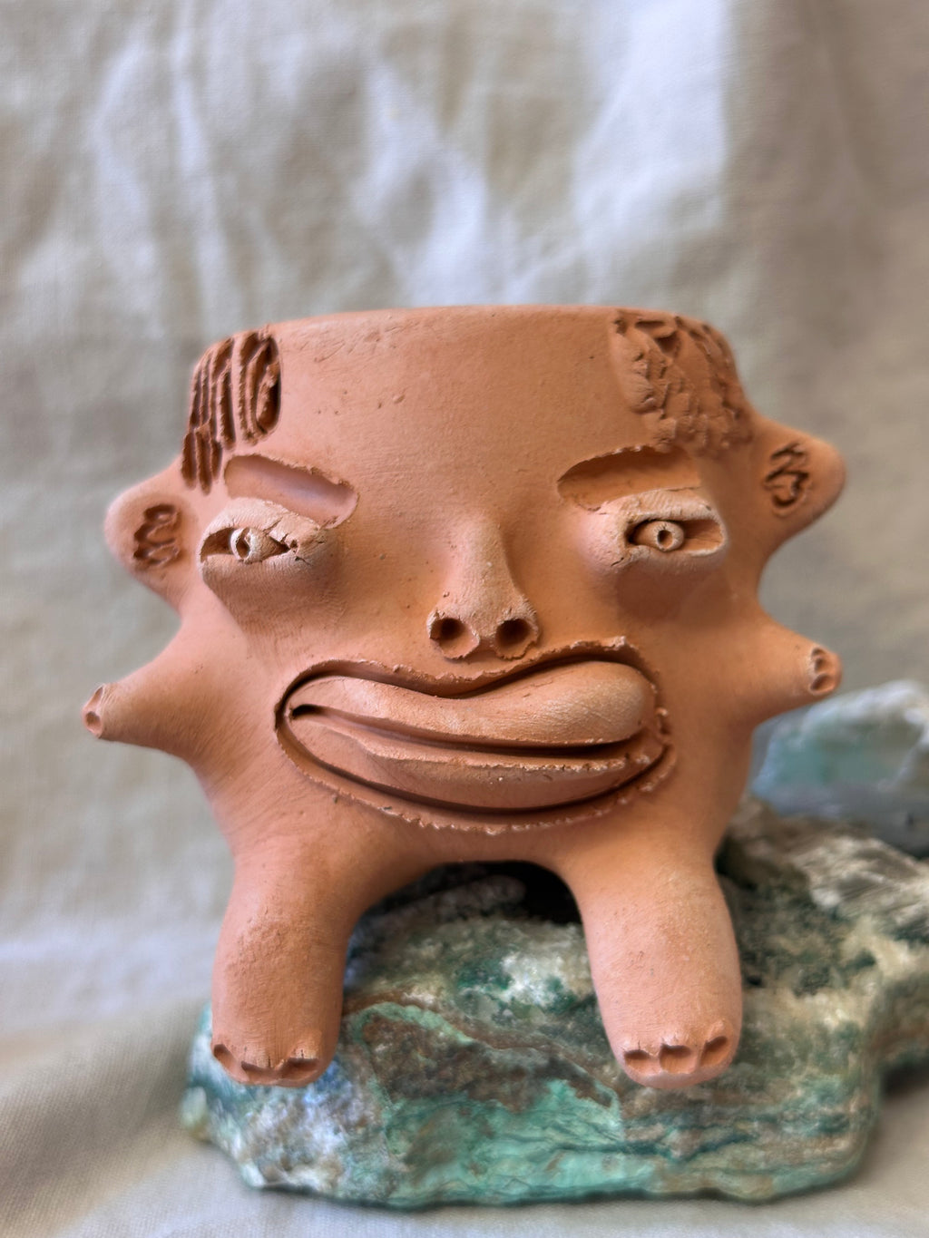 Medium Terracota face planter sitting - Maicito