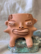 Medium Terracota face planter sitting - Maicito