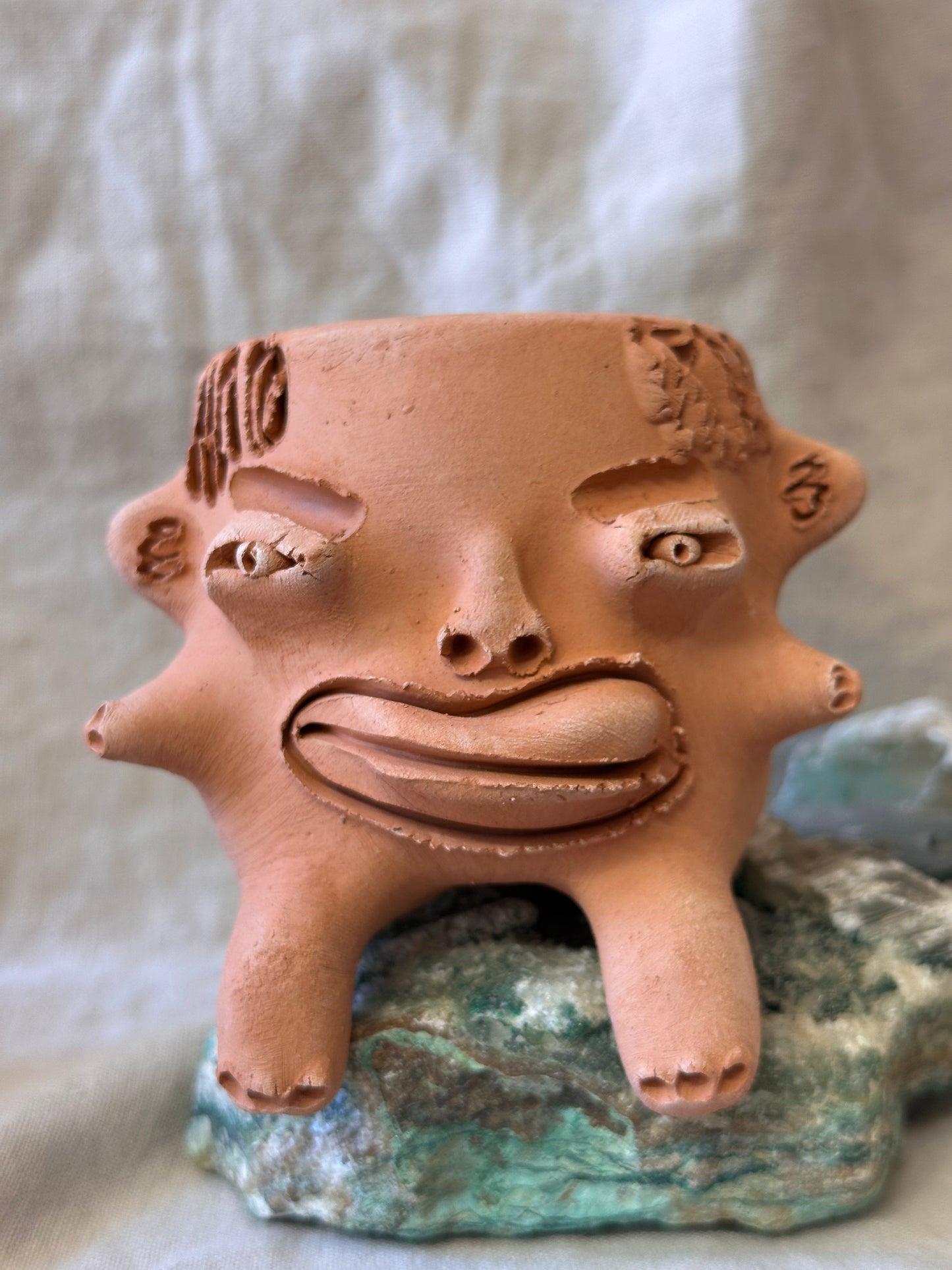 Medium Terracota face planter sitting - Maicito