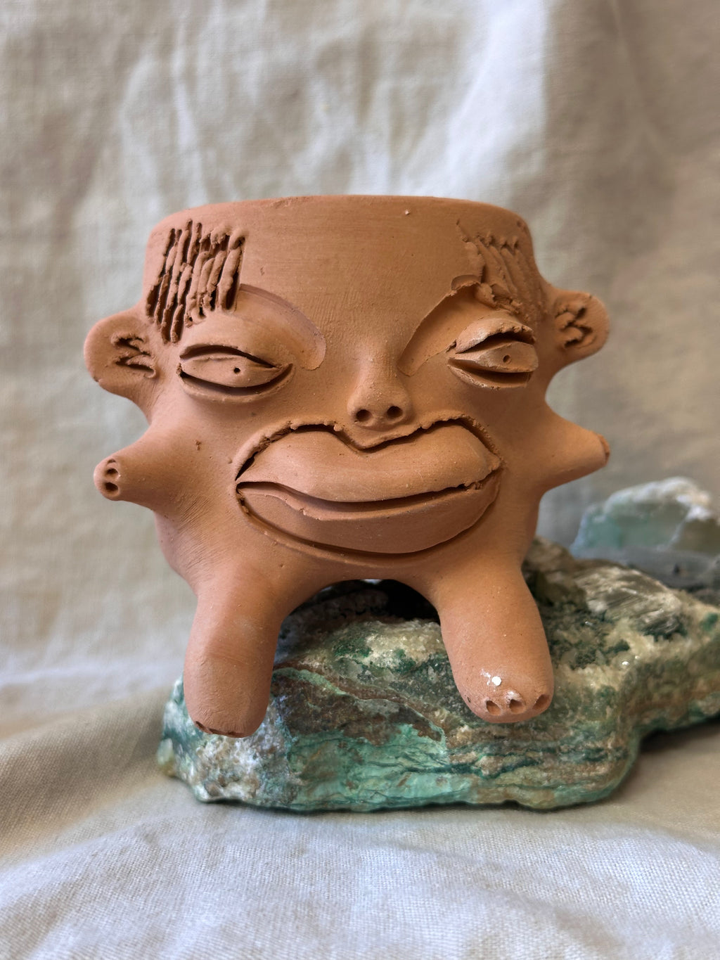 Medium Terracota face planter sitting - Maicito