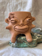 Medium Terracota face planter sitting - Maicito
