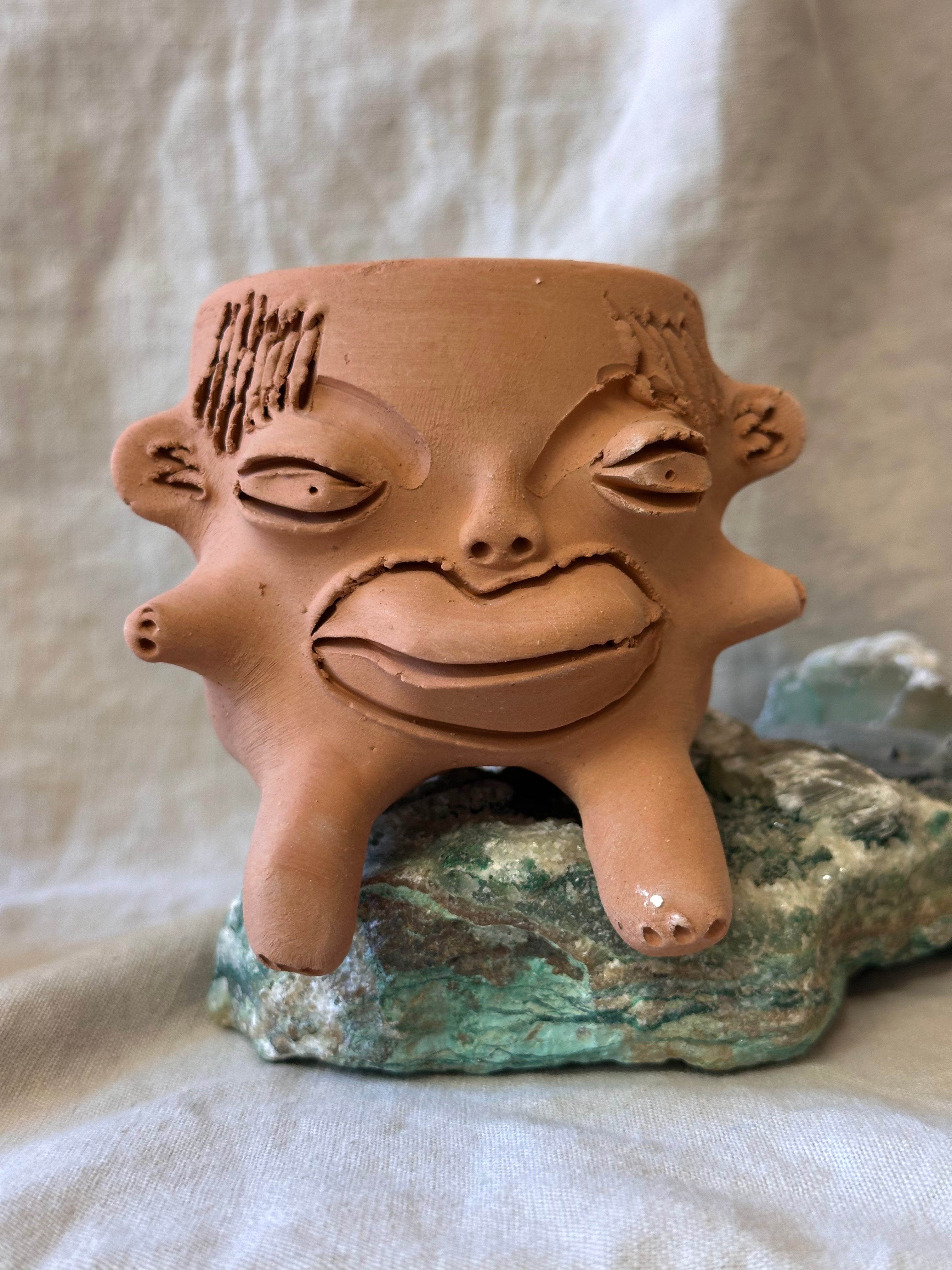 Medium Terracota face planter sitting - Maicito
