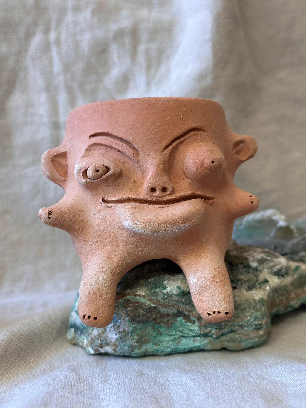 Medium Terracota face planter sitting - Maicito