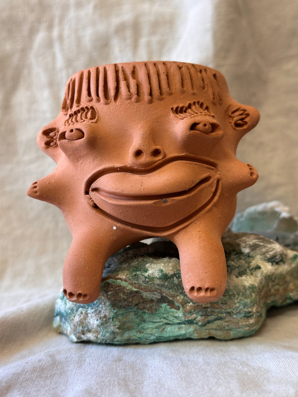 Medium Terracota face planter sitting - Maicito