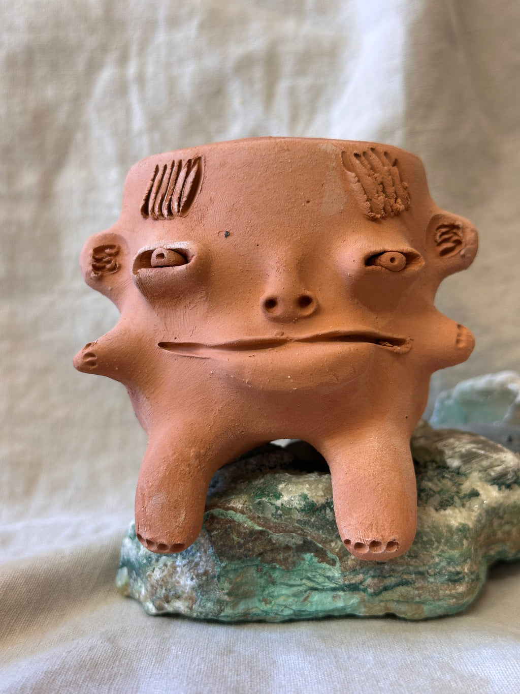 Medium Terracota face planter sitting - Maicito