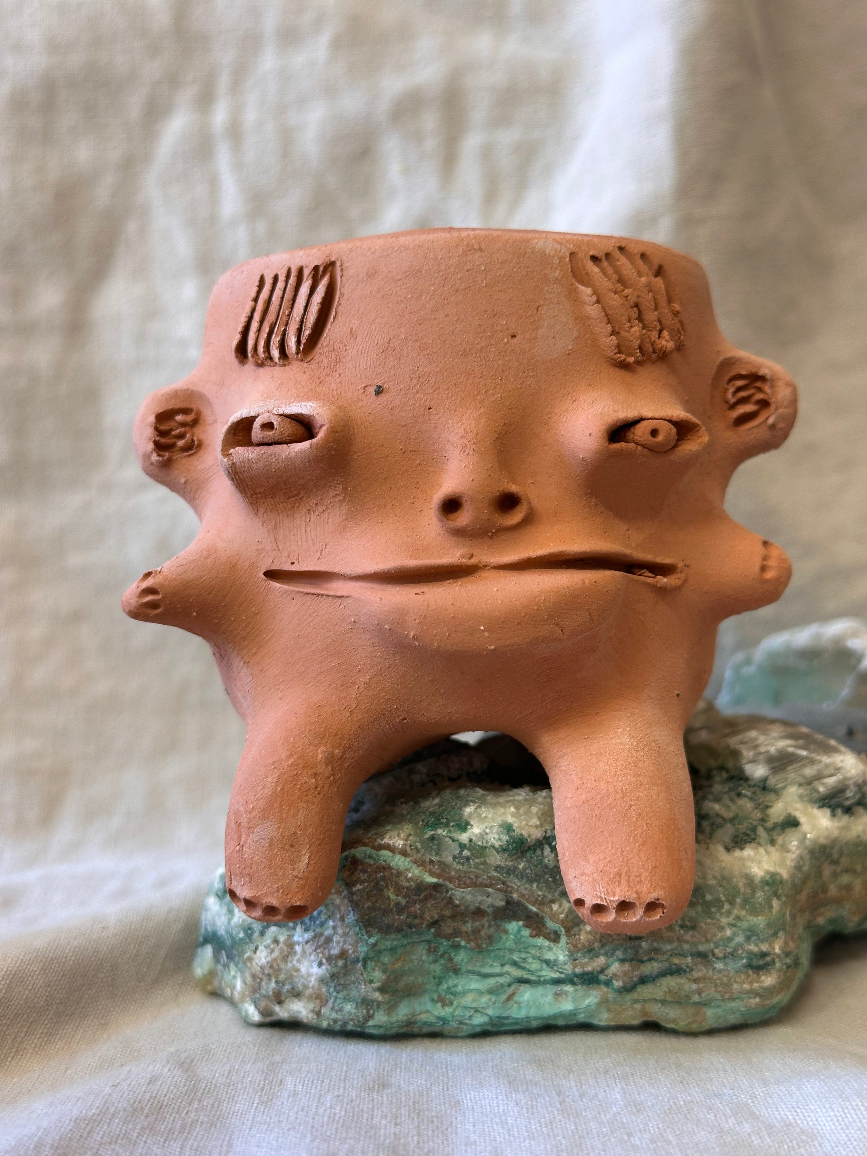 Medium Terracota face planter sitting - Maicito