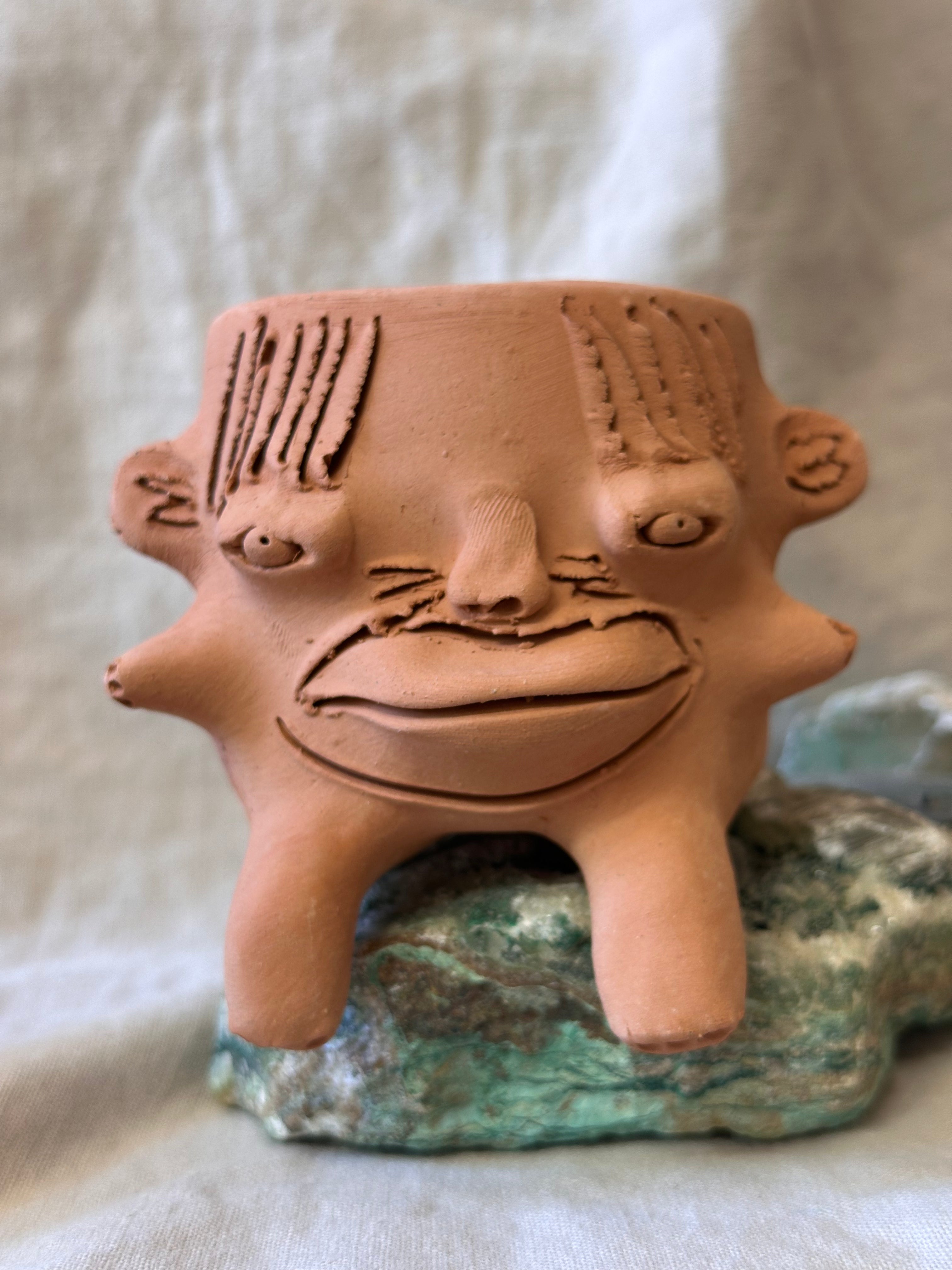 Medium Terracota face planter sitting - Maicito