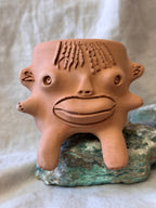 Medium Terracota face planter sitting - Maicito