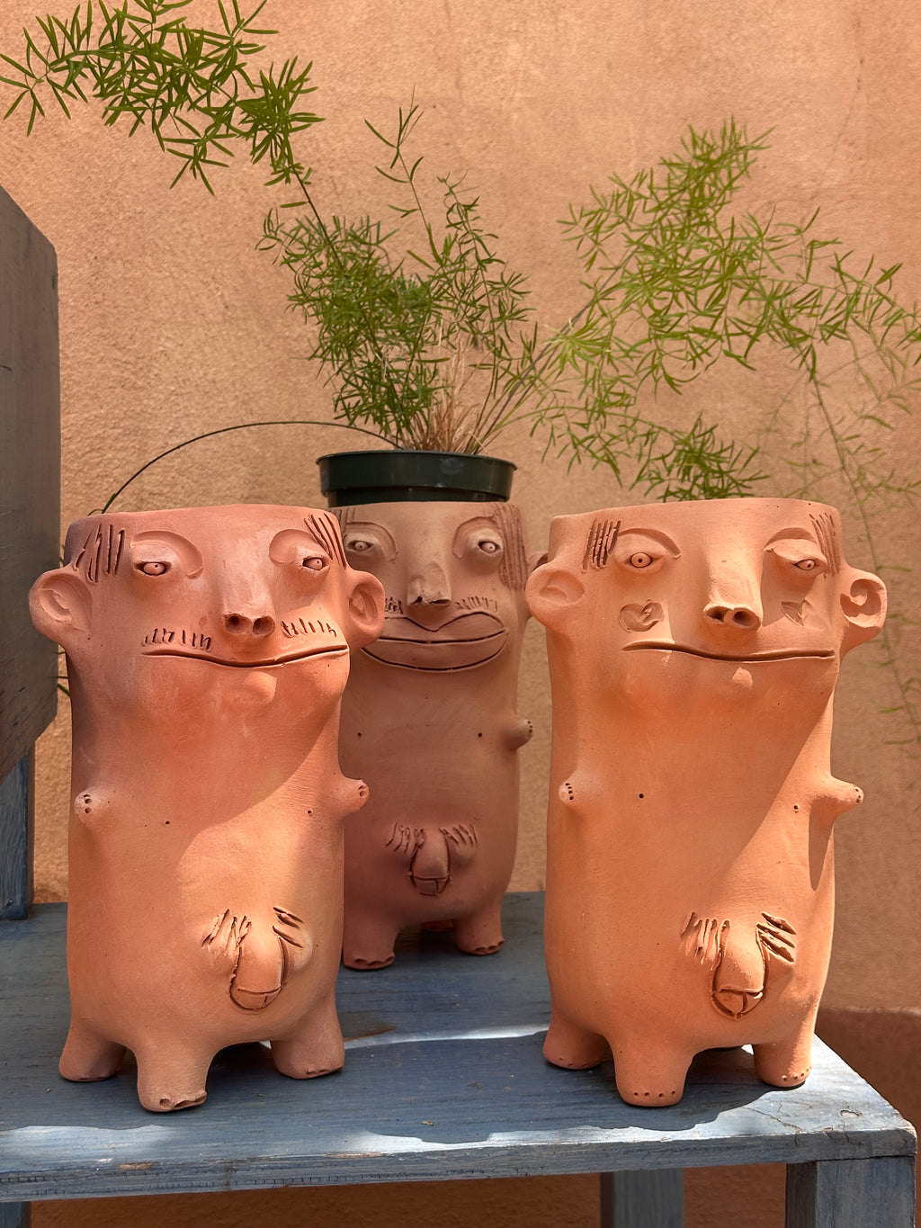 Patas cortas ~ Terracota face planter with legs ~ large