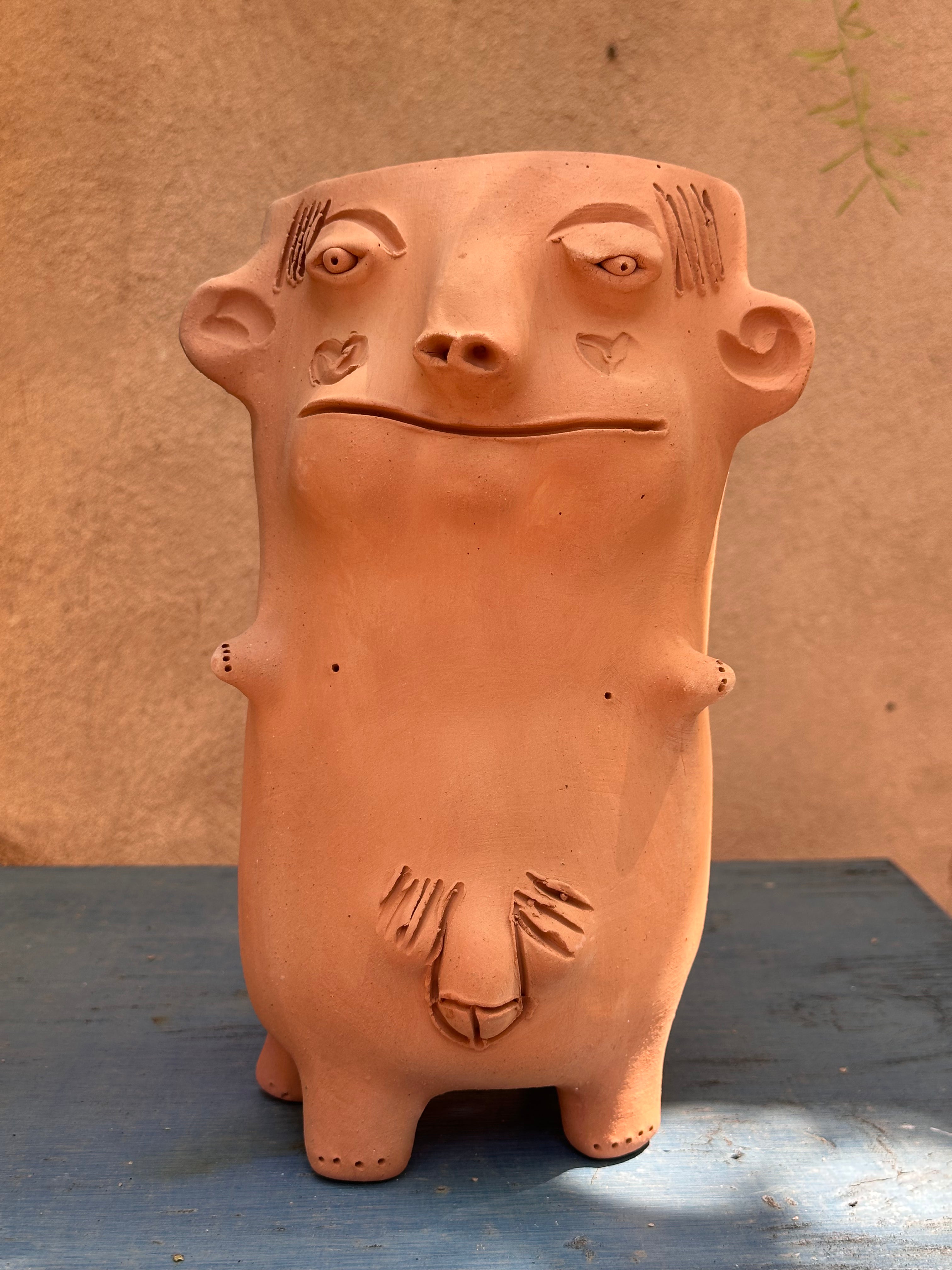 Patas cortas ~ Terracota face planter with legs ~ large