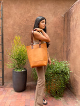 Load image into Gallery viewer, Leather tote - brown

