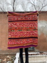 Load image into Gallery viewer, Animal symbols Aguayo Blanket ~ Andean textiles
